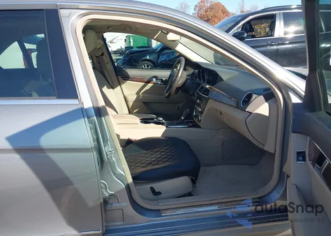 2012 Mercedes-Benz C 300 Sport 4Matic z USA, uszkodzony, nr VIN WDDGF8BB2CR226069